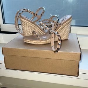 Steve Madden Mail (Tan) Wedges